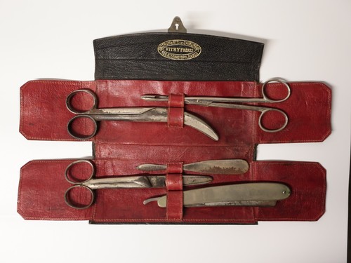 Une trousse militaire - une,